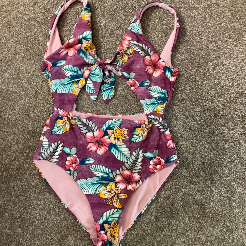Swimsuit - Picture 3 of 4